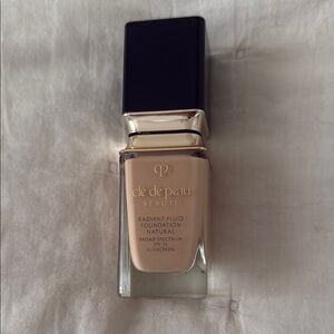 Cle de Peau Cream Foundation Radiant Finish